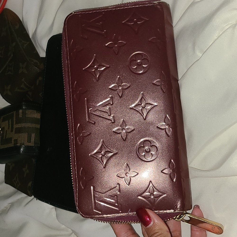 Authentic Vernis (Cranberry color) Zippy Wallet